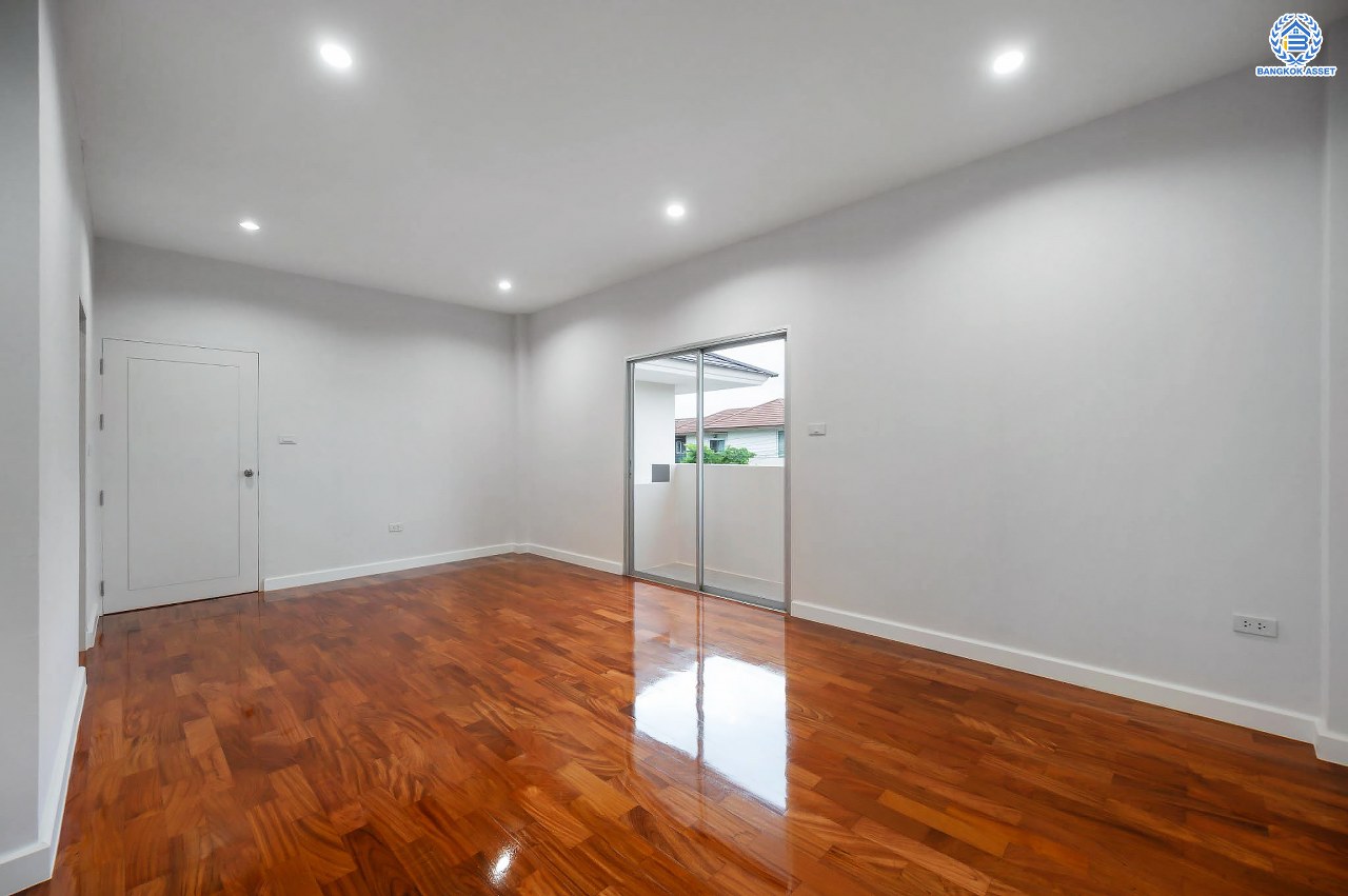 บ้านมือสองตกแต่งใหม่ โครงการ เดอะเวอรีเดียนโฮม กาญจนาภิเษก เนื้อที่กว้าง 86 ตร.ว. ฟังก์ชัน 3 ห้องนอน 3 ห้องน้ำ 1 ห้องอเนกประสงค์ 1 ห้องแม่บ้าน จอดรถได้ 4 จอด บนทำเลดี เชื่อมต่อถนนรัตนาธิเบศร์ ถนนนครอินทร์ ถนนกาญจนาภิเษก ใกล้รถไฟฟ้าสายสีม่วง "สถานีตลาดบางใหญ่" และจุดขึ้นทางด่วน "ศรีรัช"...